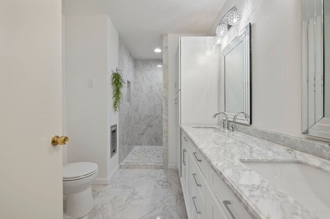 Building Photo - 4BR/3BA Forest Hills Luxury Rental