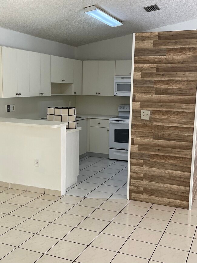 Building Photo - 18800 NW 84th Ave