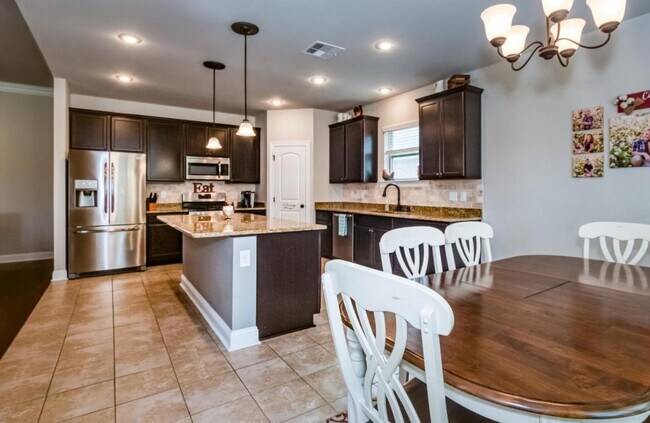Building Photo - 650 Alder Ln
