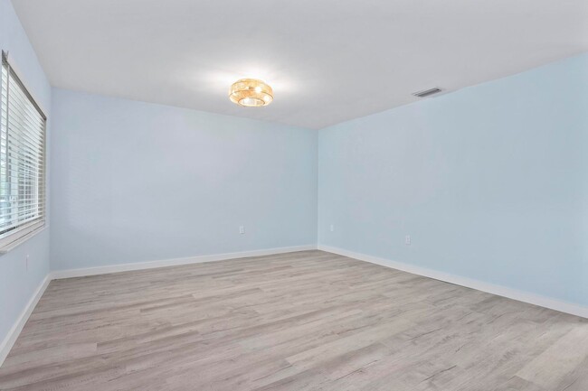 Building Photo - GORGEOUS FULLY RENOVATED 2ND FLOOR 2 BEDRO...