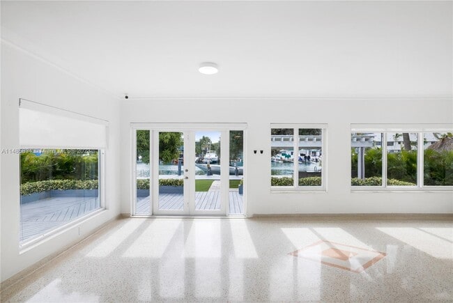 Building Photo - 950 S Shore Dr