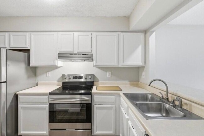 Building Photo - 315 Foxfire Dr