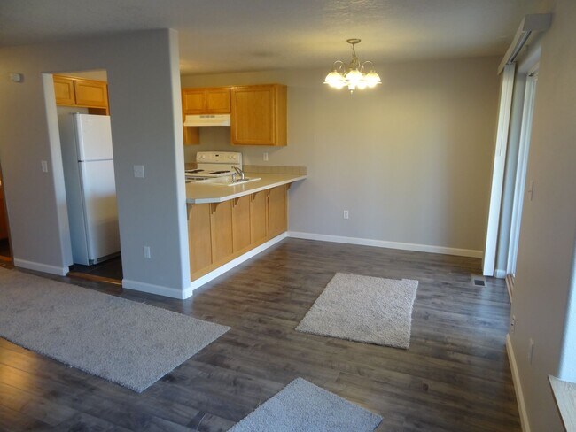 Building Photo - Sulbri04-102/104/106 Rice LN