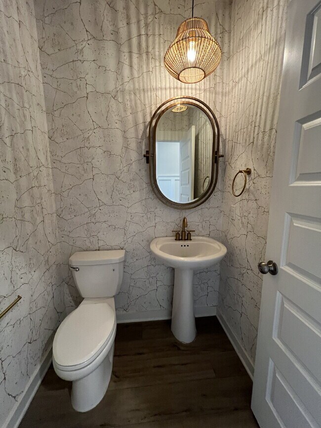 Building Photo - Luxury Living for Lease in Hendersonville!