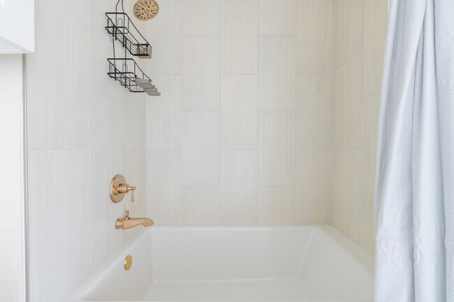 Building Photo - 1501 W Howard Ln