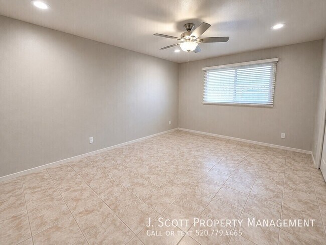 Building Photo - 6522 E Palm Ln