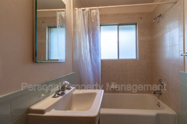 Building Photo - 219 W 31st St