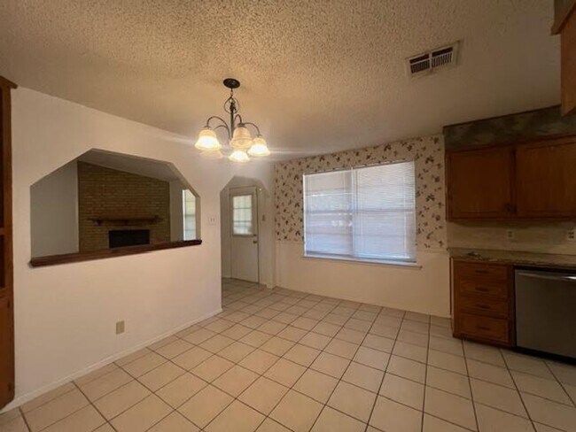 Building Photo - Spacious 3/2 in Midway ISD