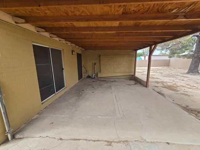 Building Photo - Spacious 3bd/1ba in a HUGE GATED Property!