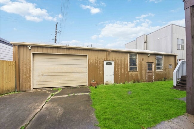 Building Photo - 1546 Lombardy St