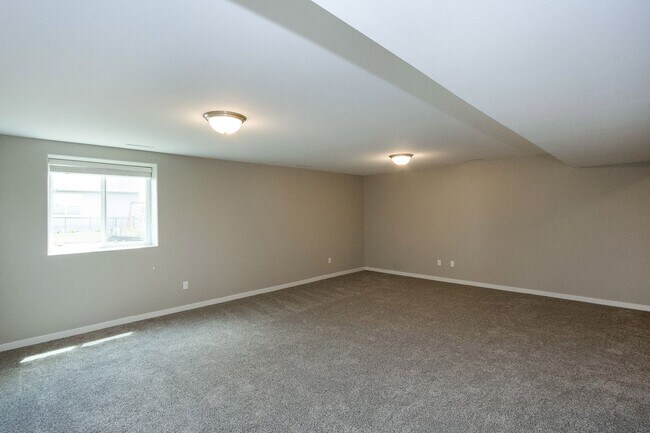 Building Photo - 4 bed/3 bath home East Side IC Easy Commut...