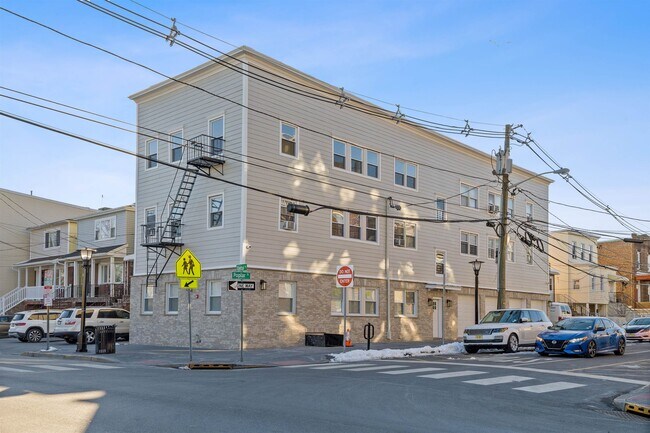Building Photo - 5 Poplar St