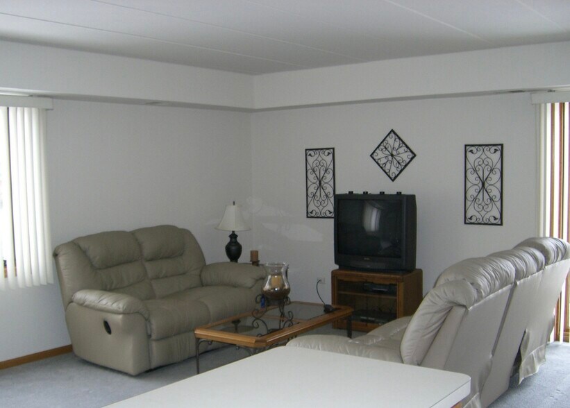 Building Photo - 9432 S Kolmar Ave