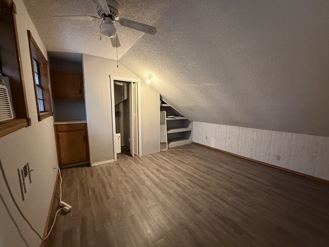 Building Photo - 2202 Crestwood Dr