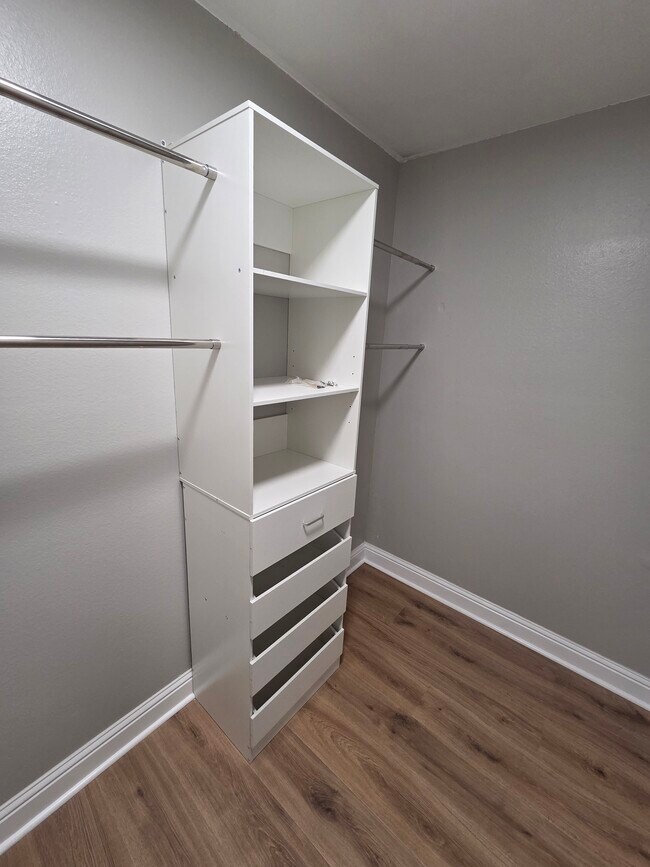 Building Photo - 12233 Park Lawn Ave