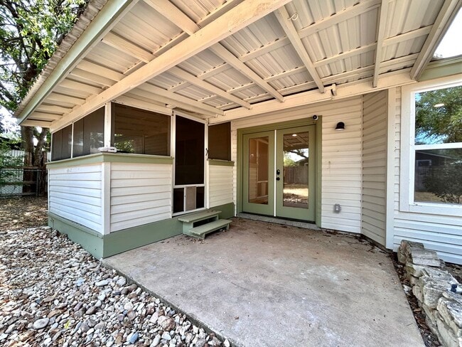Building Photo - 4 Bed / 2 Bath Home with Covered Porch, Su...