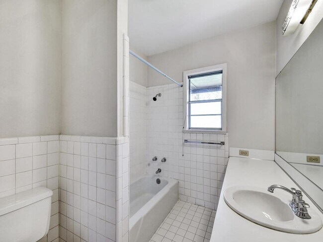 Building Photo - 206 Park Ln