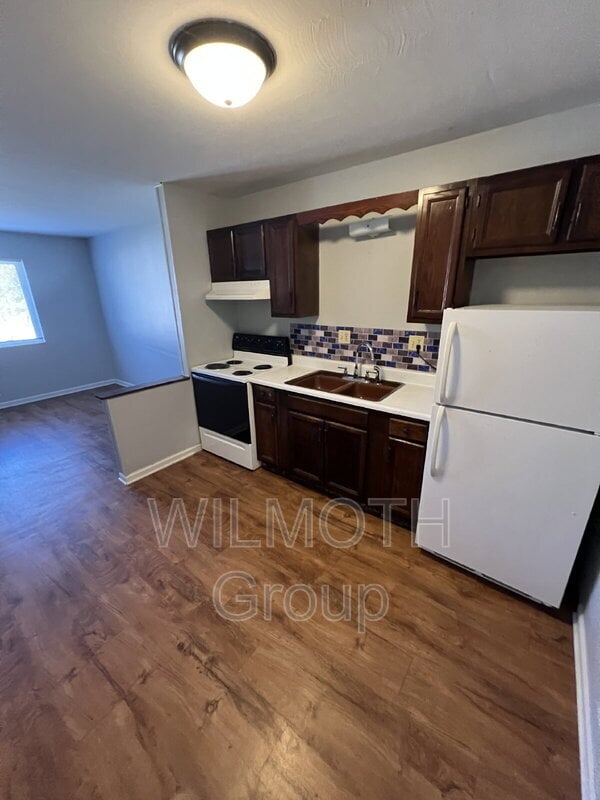 Building Photo - 318 N Clark St