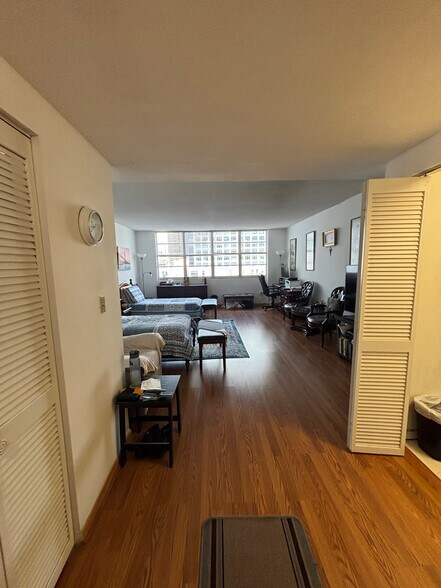 Building Photo - 801 Brickell Bay Dr