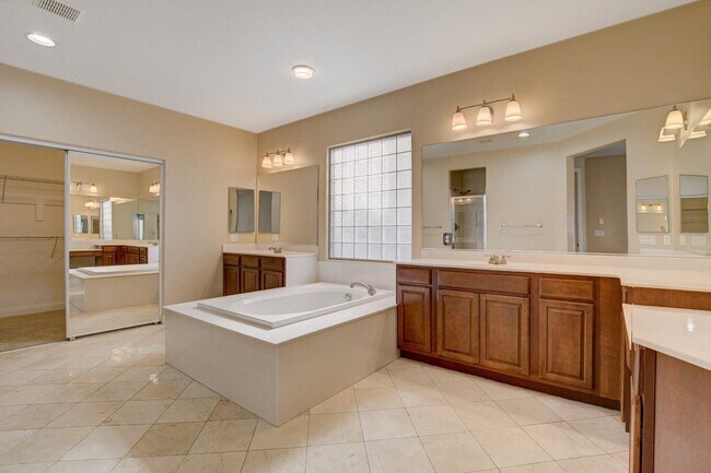 Building Photo - Spacious 5-Bedroom, 2 Story Pool Home in G...