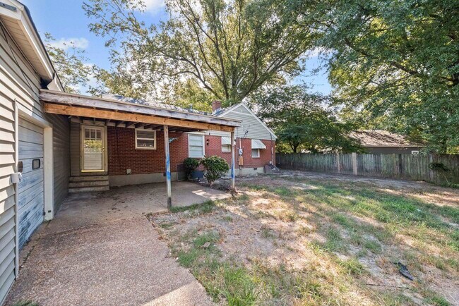 Building Photo - 1139 Russwood Rd