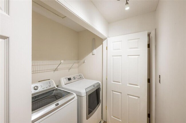 Building Photo - 9070 Cobbler Ct