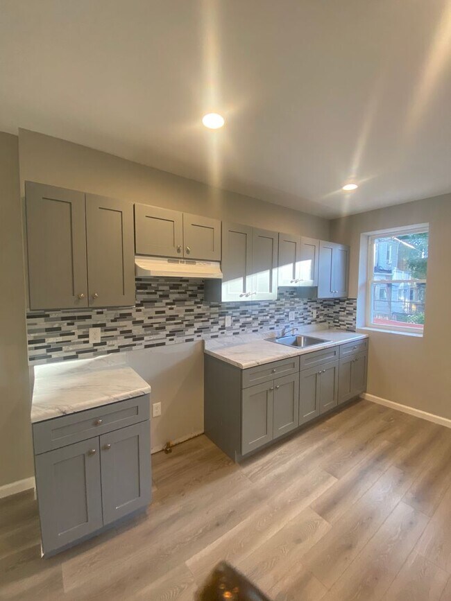Building Photo - Remodeled Home - Oak Lane