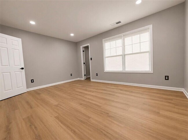 Building Photo - 5471 Park Pl S