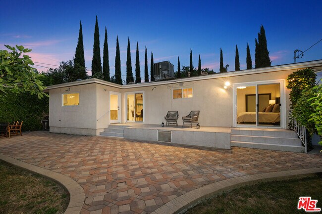 Building Photo - 465 N Kilkea Dr