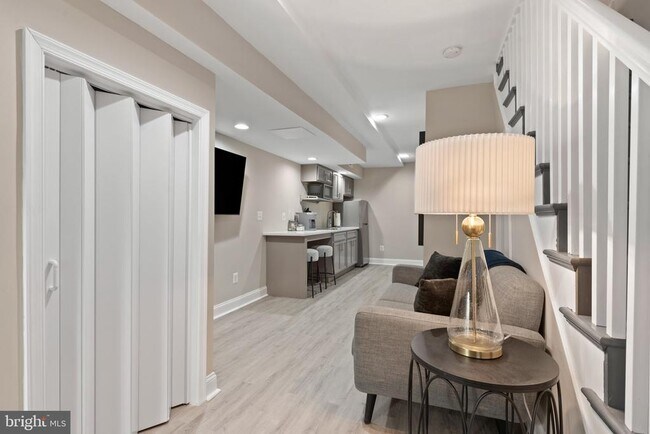 Building Photo - 2219 E Chase St