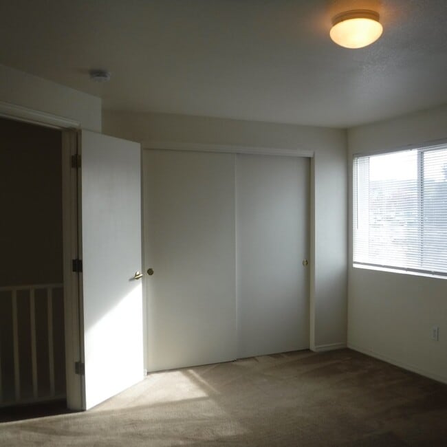 Building Photo - 2 Bed/2.5 Bath Unit in SW Redmond Fourplex