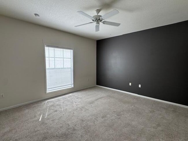 Building Photo - 3 Bedroom Top Floor Condo in Downtown Cele...