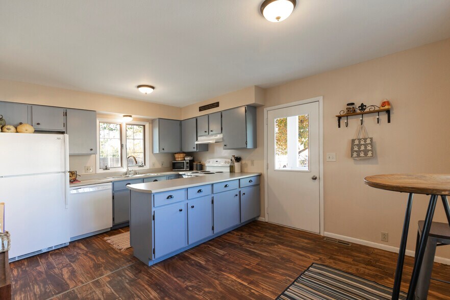 Building Photo - 1847 W Sussex Ave