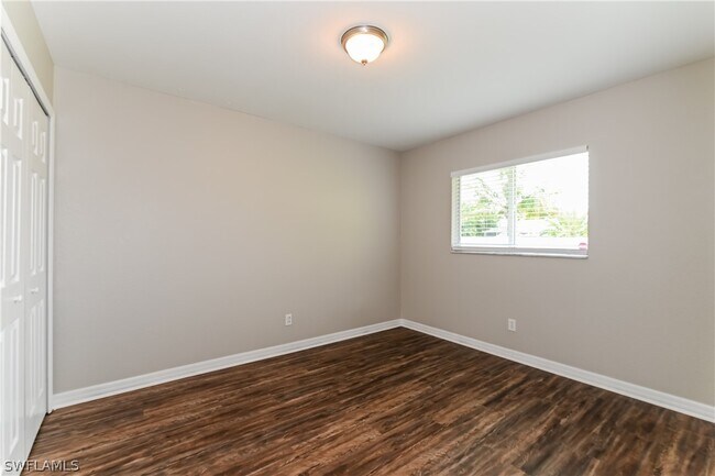 Building Photo - 406 SE 8th St