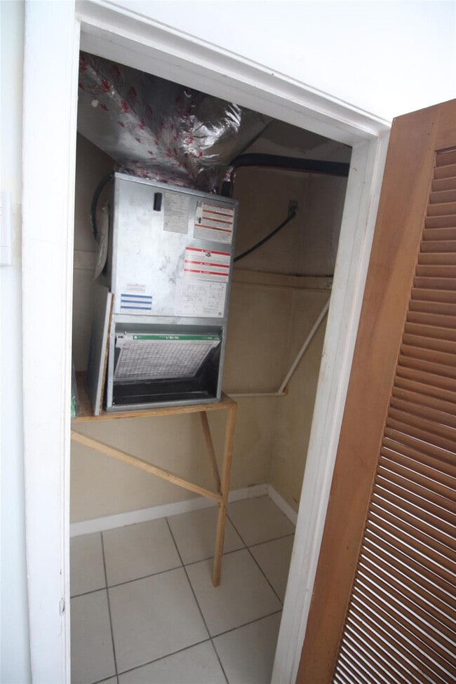 Building Photo - 3345 NE 32nd St