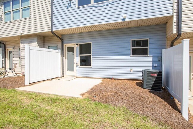 Building Photo - 370 Turtle Creek Dr