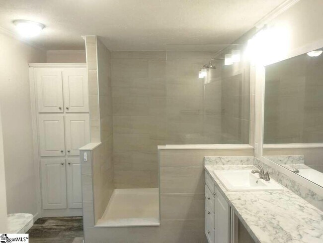 Building Photo - 5 Charles St