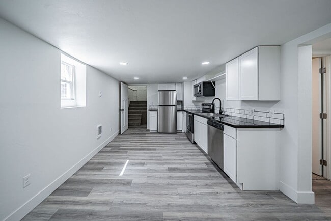 Building Photo - Lower unit renovated property near ISU.