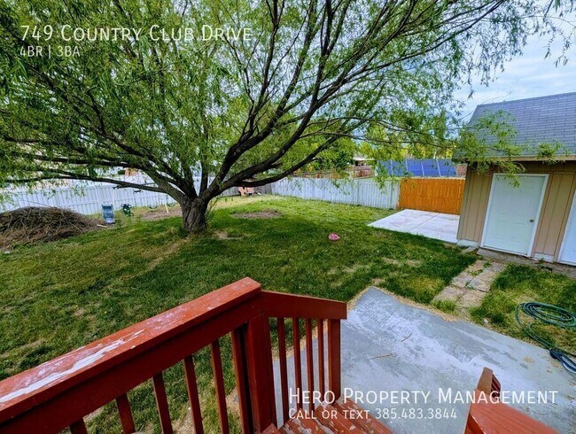 Building Photo - 749 Country Club Dr