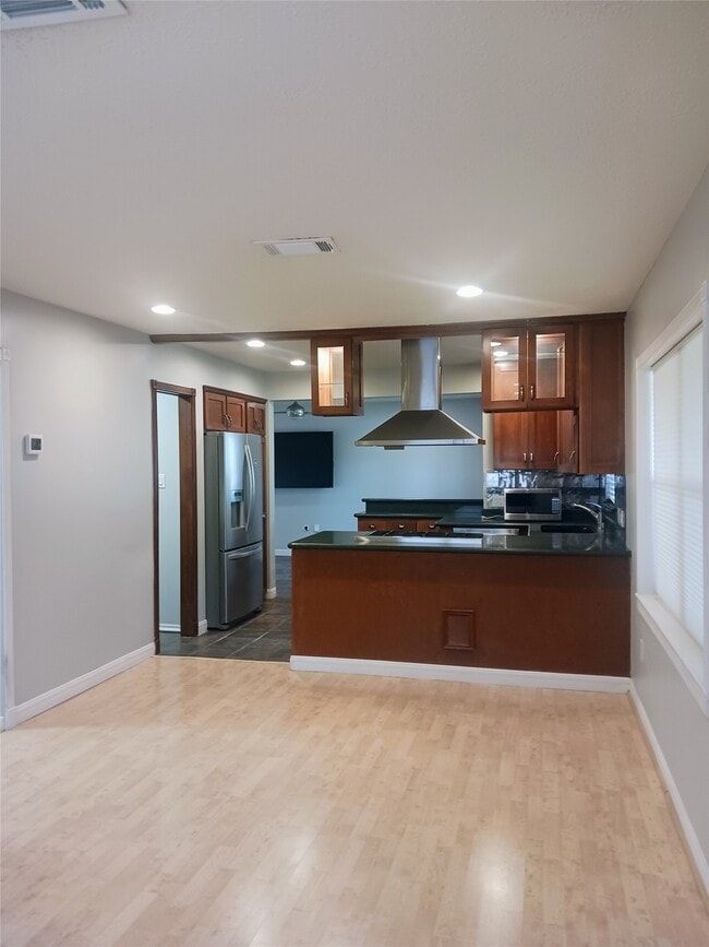 Building Photo - 923 W 41st St