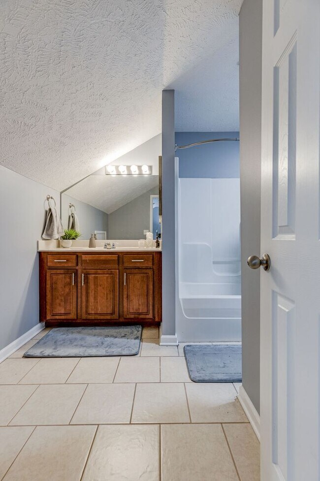 Building Photo - 2 BEDROOM 2 BATH TOWNHOME CLOSE TO DOWNTOWN