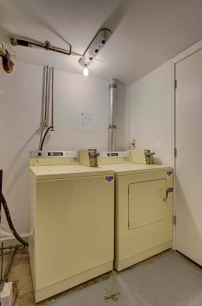 Building Photo - Square 131 - 4880 - 12 Plex