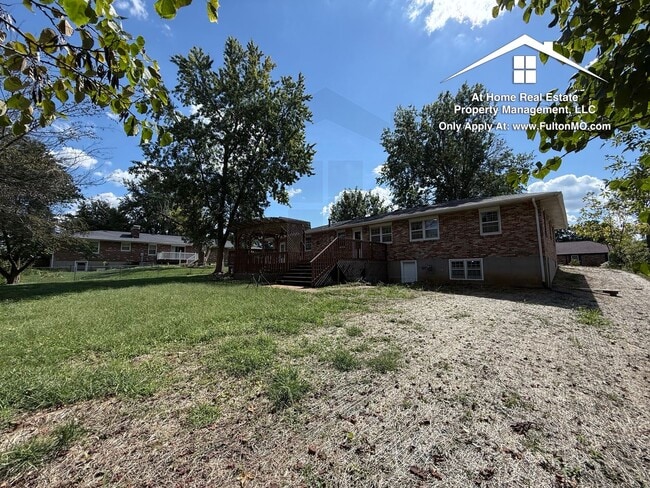 Building Photo - 511 Kleewood Dr