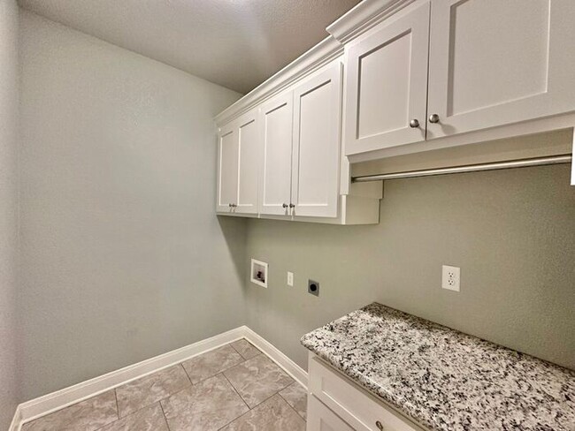 Building Photo - Tour Today! Stunning 3 Bed 2 Bath in South...