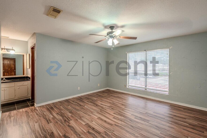 Building Photo - Unit 403