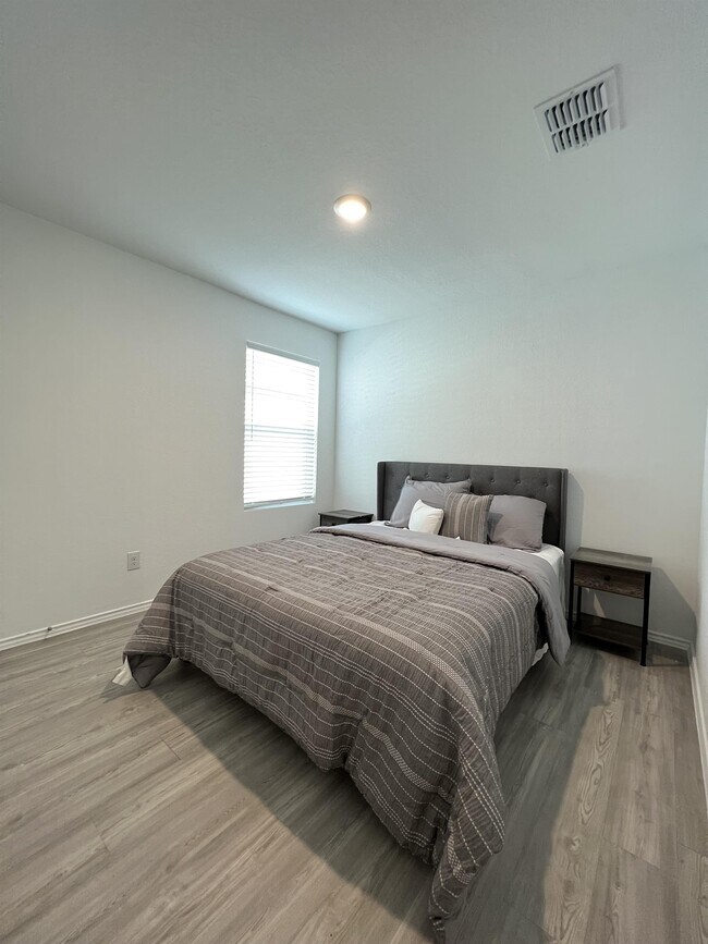 Building Photo - 8523 Grosbeak Cv