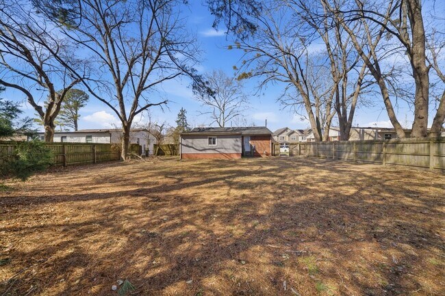 Building Photo - 613 Normandy St