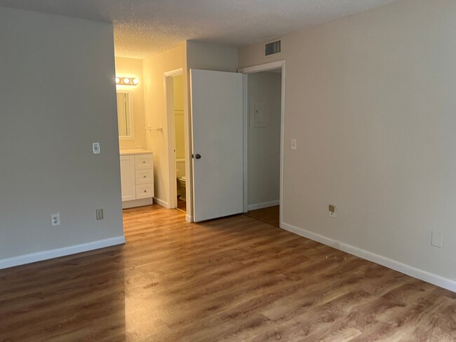 Building Photo - Gated 2/2 in Pompano