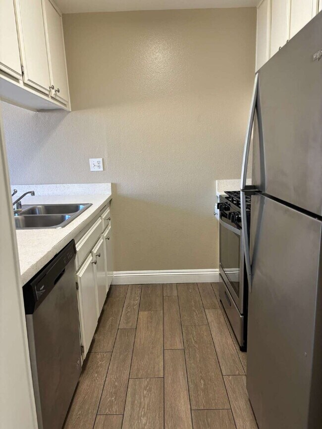 Building Photo - 2-Story, 2-Bedroom Condo Available for Rent
