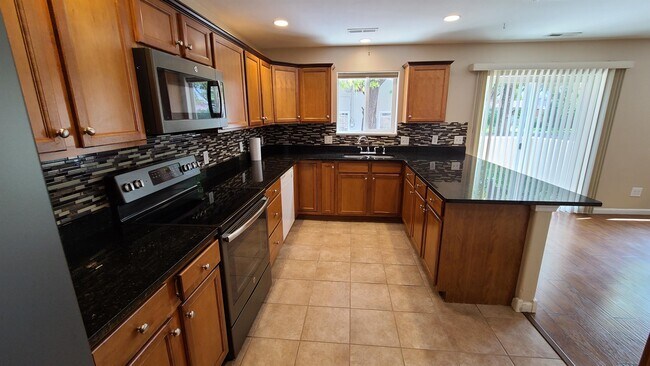 Building Photo - 807 Montclair Dr